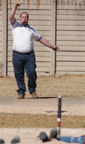 Riaan Boshoff by Saterdag se jukskei toernooi by Springs Jukskeiklub se bane agter Pam Brink Stadion.
