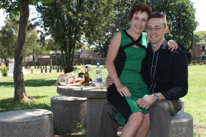 Mariza Gouws sit op haar man Barry se skoot.