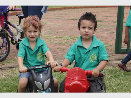 On the left is Eduardo Dogliani (3) who, with his friend Claudio Correia (3), couldn't wait to get started in the race.