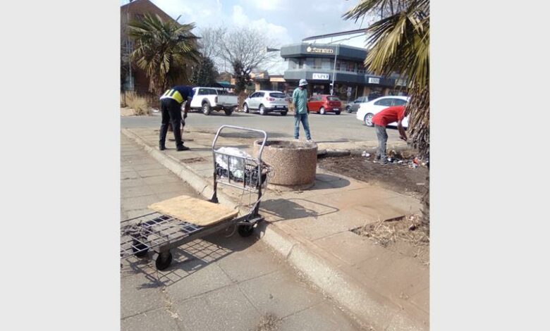 Palm Springs car guards take action to clean up dirty parking lot ...