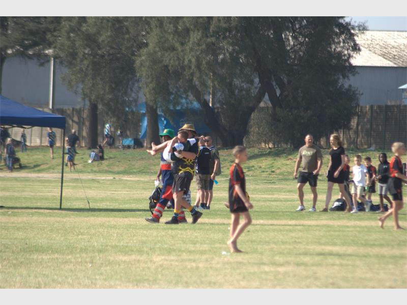 Toe die 11-jarige Damian Bates Saterdag op 'n by trap tydens sy eerste wedstryd vir Brakpan Rugbyklub, was dit sy voormalige Springs afrigter Jacques Dirksen wat gou opgetree het om hom te help.