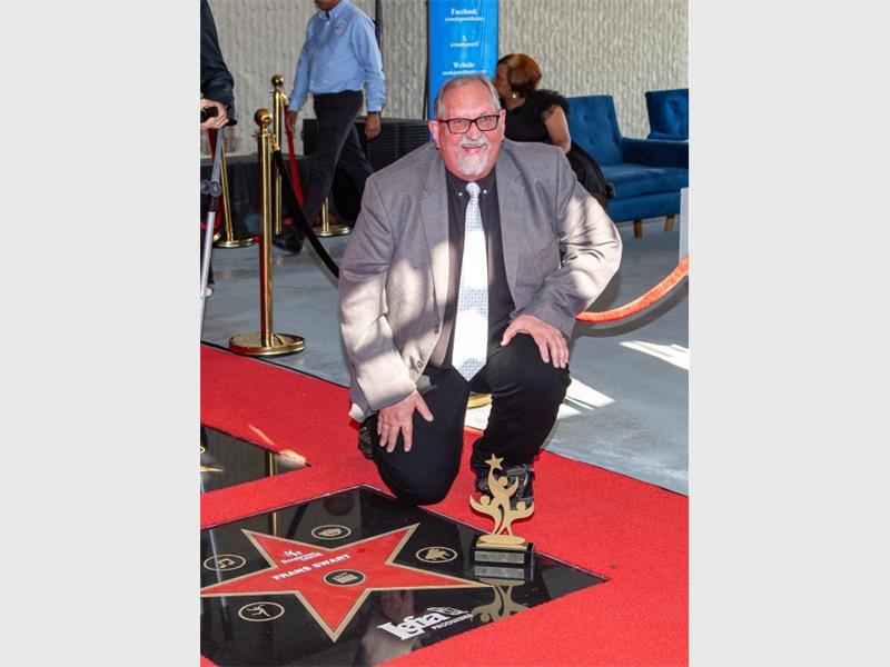 Bekende teaterman en Springs-inwoner, Frans Swart, is op Erfenisdag vereer met ’n Ster-toekenning by die Roodepoort-teater vir sy jarelange bydrae tot Suid-Afrikaanse teater.