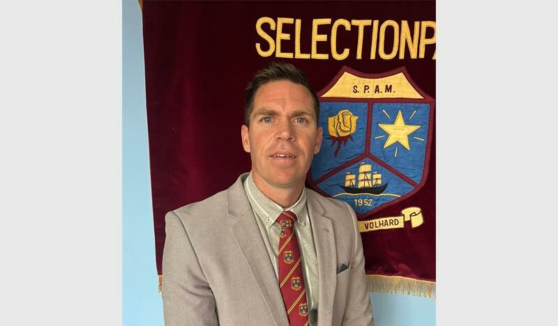 Johnny Oosthuizen was voorheen adjunkhoof en waarnemende hoof by die skool, maar is nou as hoof aangestel.