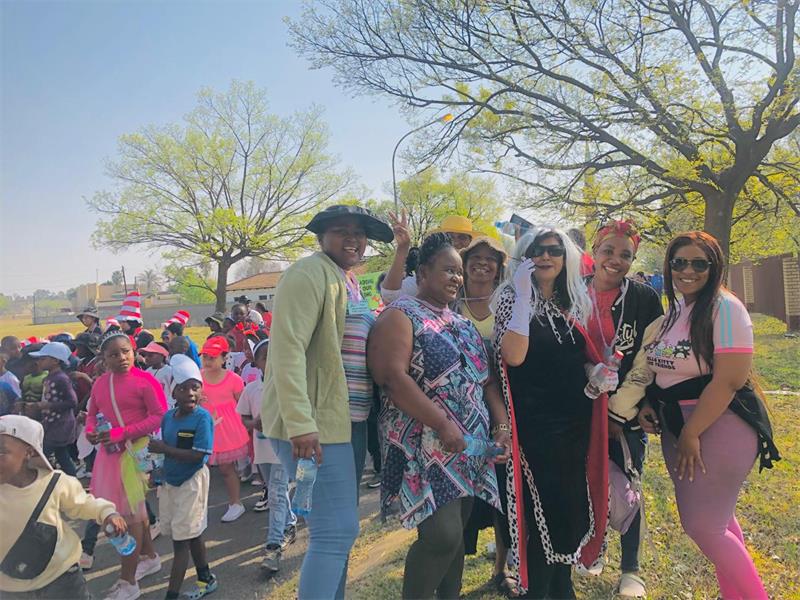 Bakerton Primary learners painted the town bright with costumes and posters during the school’s annual Walk to Read, celebrating Afrikaans literature.