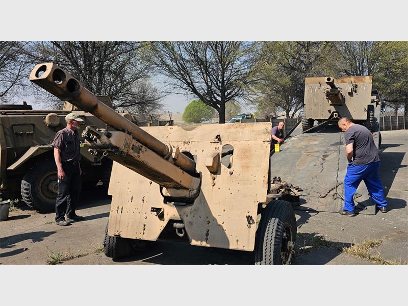 Following a nine-hour journey from Camden Military Base in Ermelo, a set of World War Two G1 guns has been delivered to the Springs Military and Mine Museum.