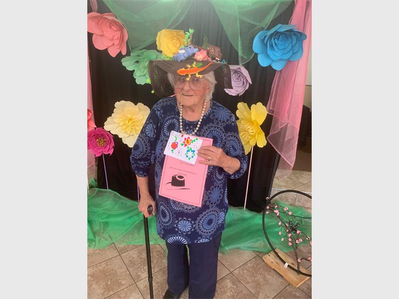 Die senior burgers van AGS Kerk, Jesus is Lig Gemeente het hul kreatiwiteit getoon tydens die jaarlikse hoedkompetisie.