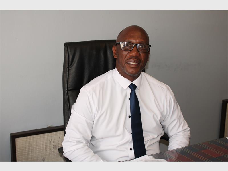 With over two decades of experience, newly appointed principal Selby Nkosi has big plans to elevate Strubenvale Primary. His vision focuses on academic excellence, teamwork, and empowering the community.
