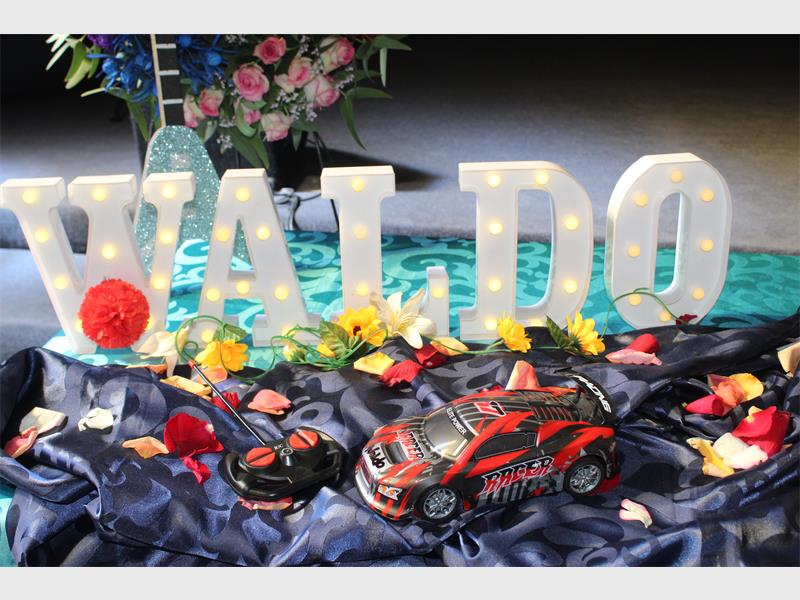 Trane het gevloei toe familie, vriende en belangstellendes vandag (Donderdag) afskeid geneem het van die 11-jarige Waldo Verwey, wat vroeër vandeesmaand in Casseldale geskiet is.