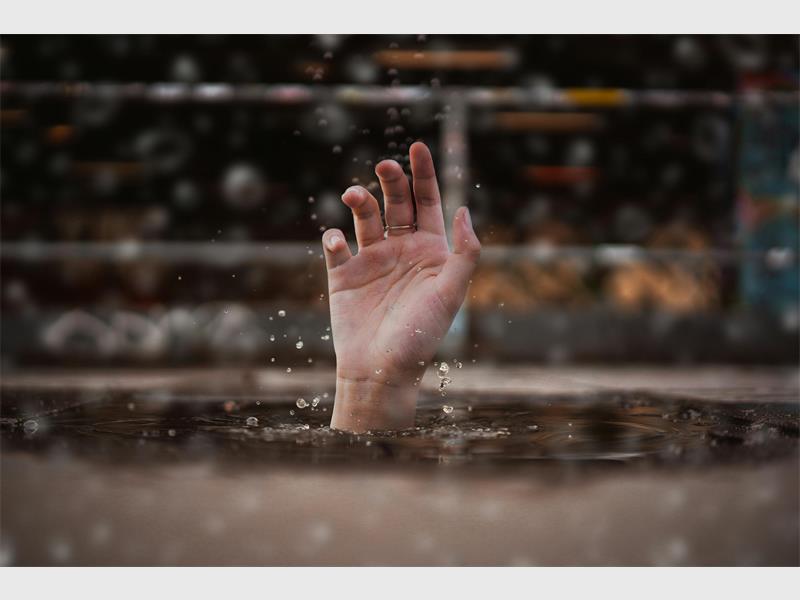 Experts warn that drowning happens silently and within seconds. As temperatures rise, families are urged to stay vigilant and never leave children unattended near water.