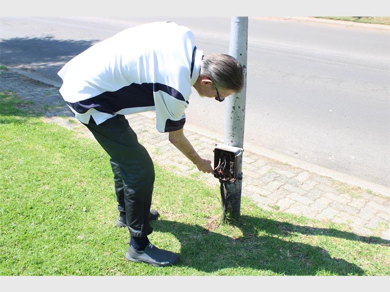 The long-dead streetlights on Vaal Drive are shining again. For three frustrating months, resident Chris van Jaarsveld tirelessly called the CoE, with no results.