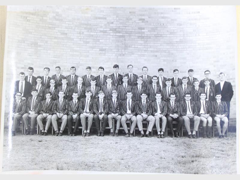 A former learner has shared a rare photo of the Hoërskool Hugenote matric class of 1965, offering a glimpse into the school’s history as an all boys institution.