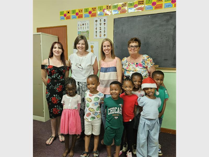 Learners from Sprokiesland Pre-Primary and Nursery School donated books and toys to support children testifying at the Benoni Magistrate’s Court.
