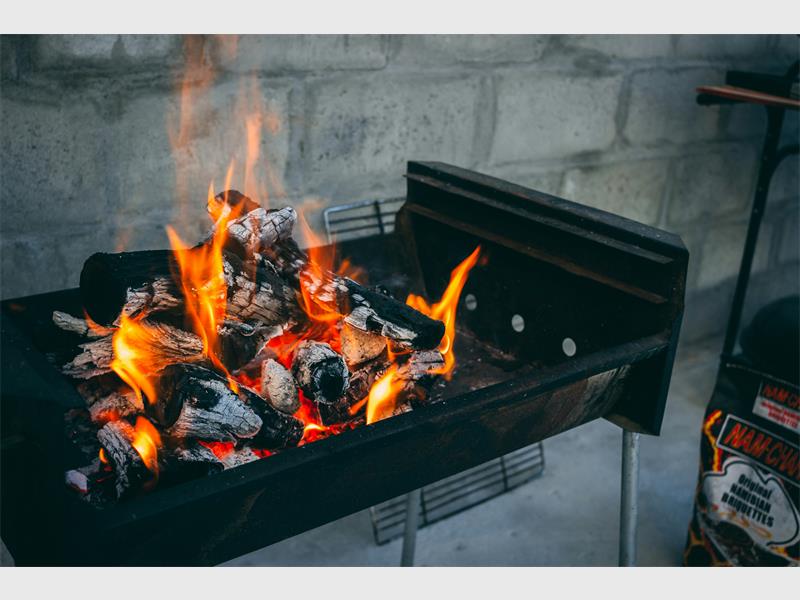 From lean meats and homemade marinades to veggie-packed plates and smarter drinks, discover simple swaps that make your next braai both delicious and guilt-free.