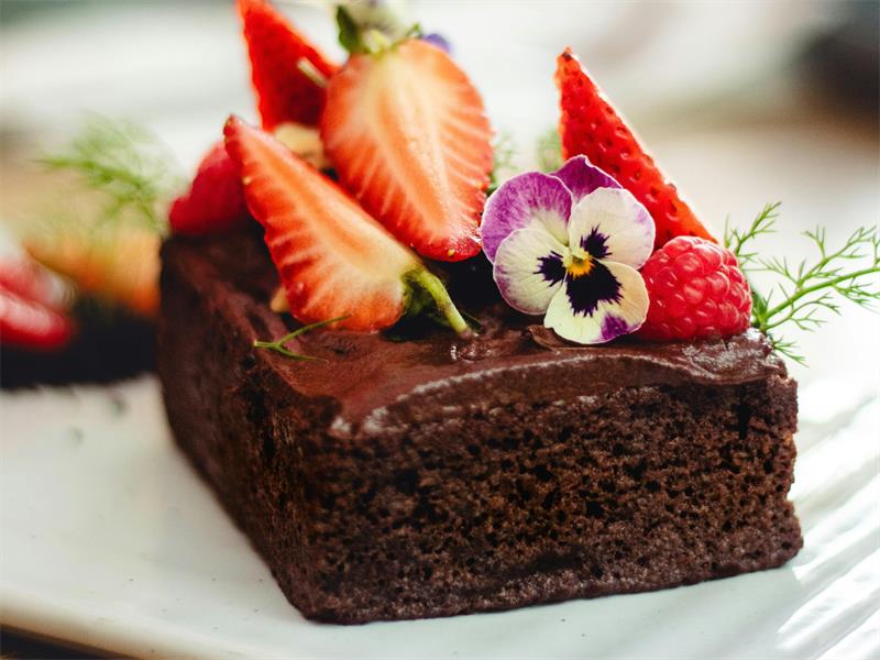 Die resep vir sjokolade tert vul twee oondpanne en bedien ongeveer 15 mense.