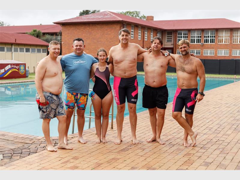 Die swemmers het strawwe voorbereiding aangepak vir die agt myl afdeling van die skenkingsuitdaging.