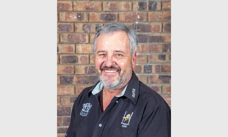 Die bekende Springs-sakeman en ere-president van die Springs Rugbyklub, Boeta Moodie (67), is dood nadat hy tydens ’n voertuigkaping in Springs-sentraal geskiet is.