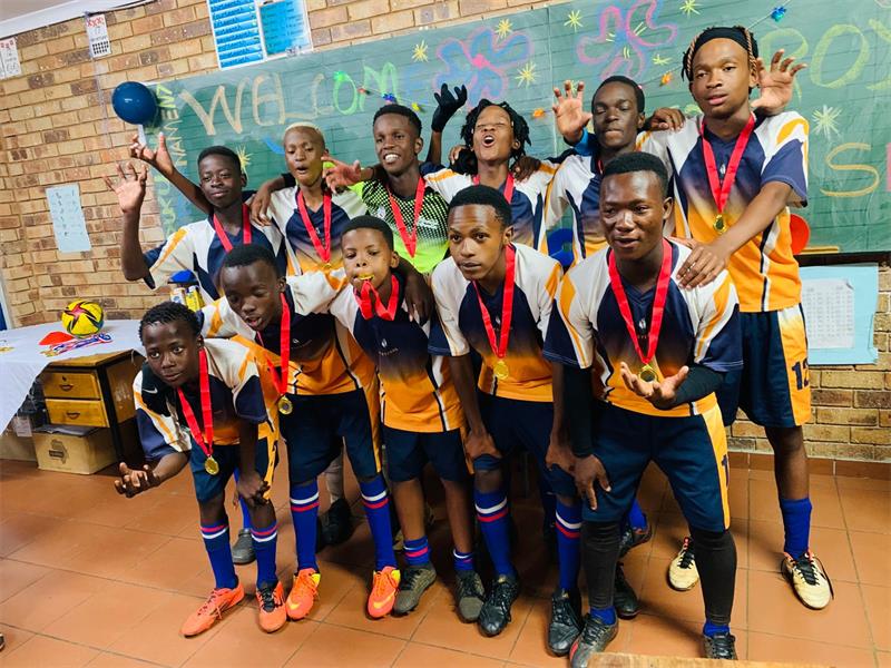 Royal Kings Football Club invites boys and girls aged 11 to 18 to join the team, with training and a scouting tournament set for January in Geduld.