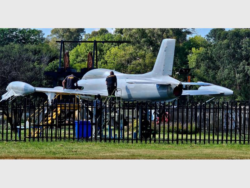 The South African Air Force Impala MK1 on display at the Springs Mine and Military Museum has been fully refurbished, thanks to the voluntary efforts of local panel beaters Decore Auto Body.