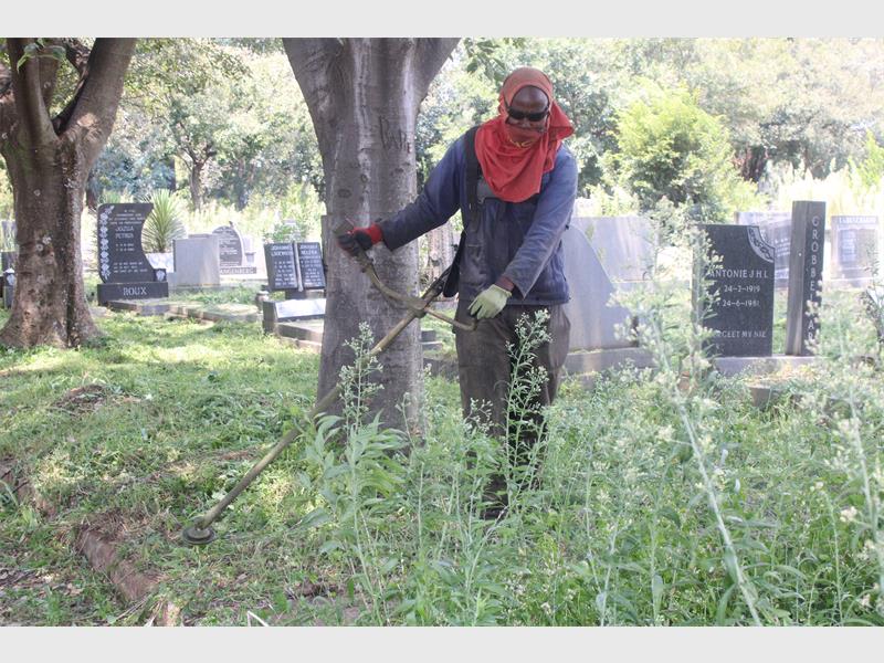 Following community outcry over the neglected state of Geduld Springs Cemetery, the City of Ekurhuleni has appointed a contractor to clear overgrown grass with work now underway.