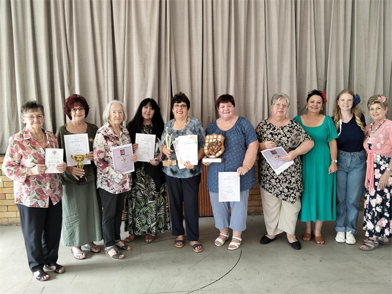 Lede van die Carpe Diem tak van die VLU het onlangs vergader en toekennings uitgedeel.