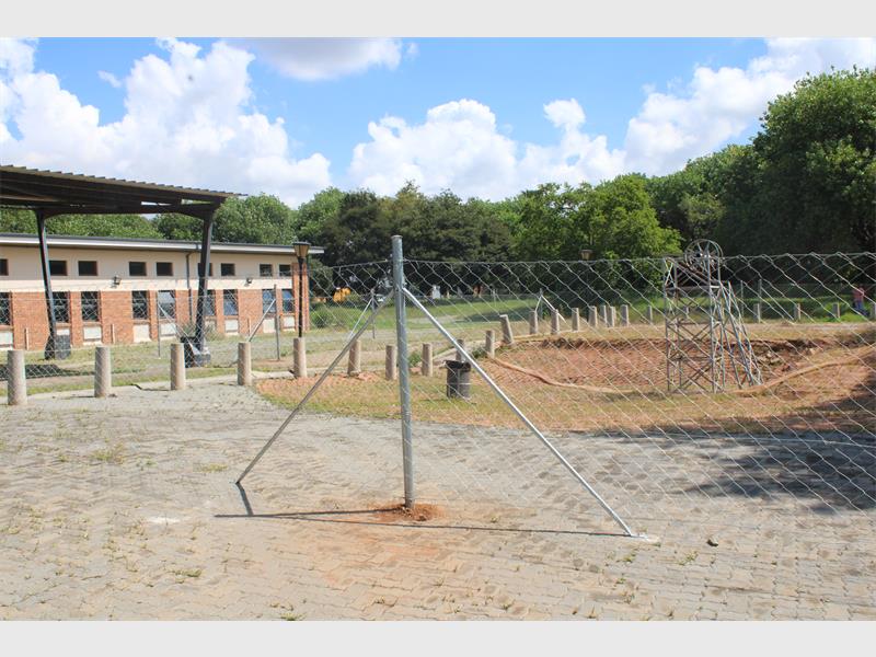 Residents say the worsening sinkhole at Springs Clinic is putting patients and staff at risk.