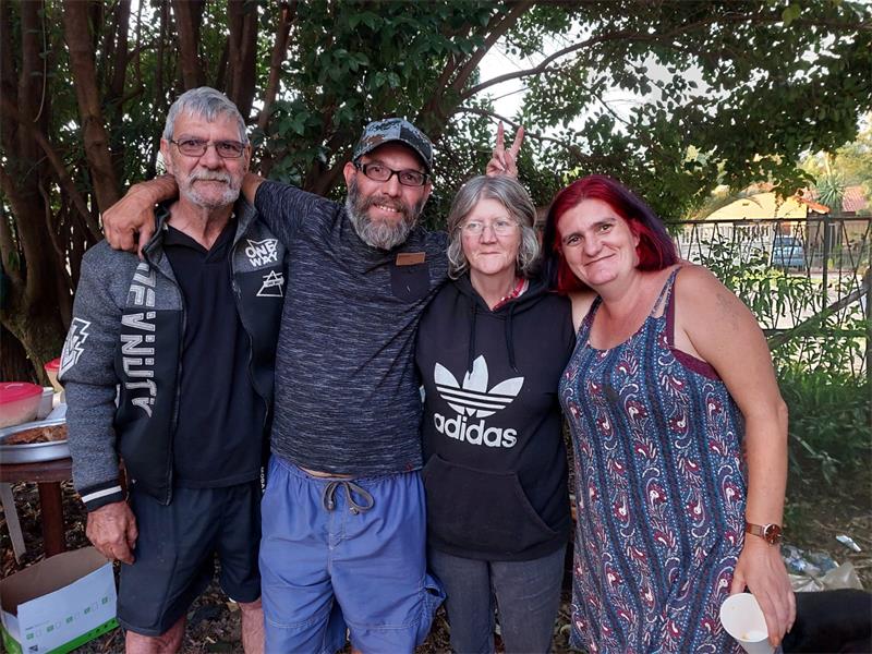 ’n Vrou van Geduld moes magteloos oor die foon luister hoe haar man aangerand en geskiet word nadat hy langs die pad met ’n pap band gestrand was. Hy is later in die hospitaal oorlede.