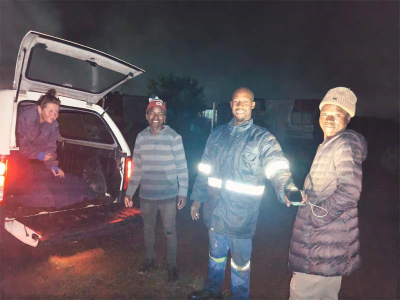 The Springs SPCA has praised three residents who stayed with an injured dog until help arrived.