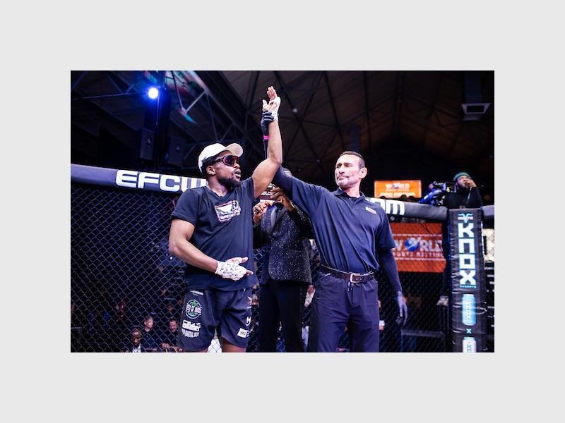 The match was scored 30-27 in Mkhwanazi's favour, taking his record to five wins and four losses.