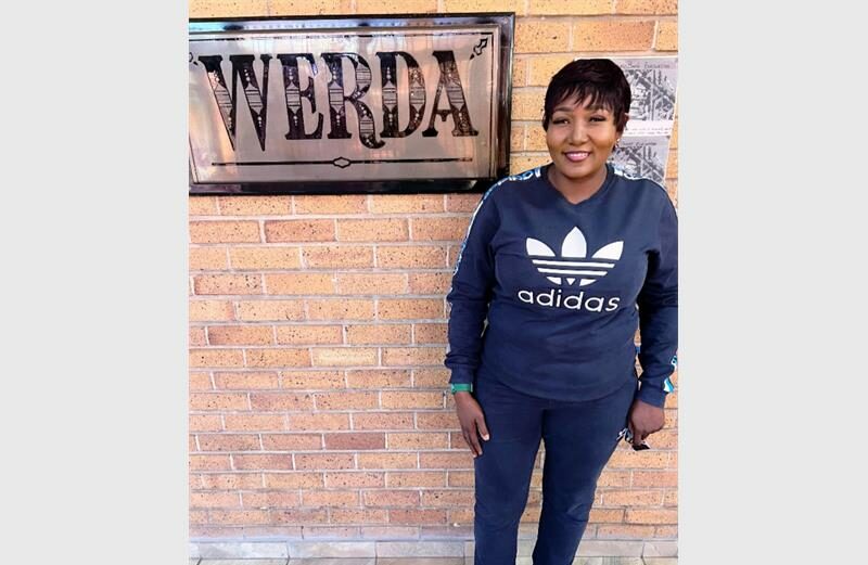 A Laerskool Werda parent has been praised for her generosity after donating a new school uniform and school bag to a learner in need.