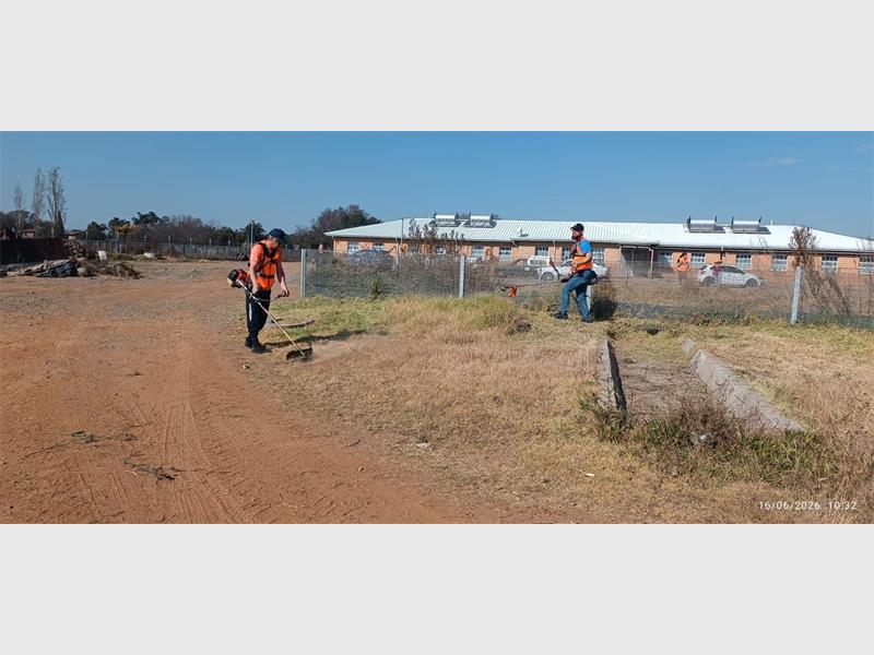 AfriForum en plaaslike vrywilligers het hande gevat om ’n skoolterrein op te ruim en sigbaarheid en veiligheid rondom die koshuise te verbeter.