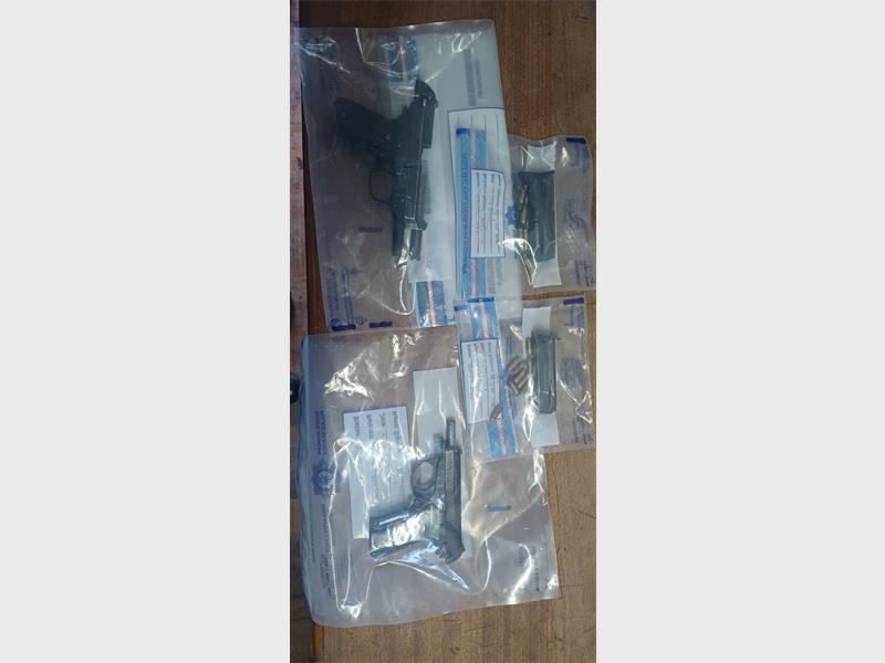 A 26-year-old man was arrested after EMPD officers stopped a vehicle in Geduld and recovered two firearms, ammunition, cash and a speed point machine.
