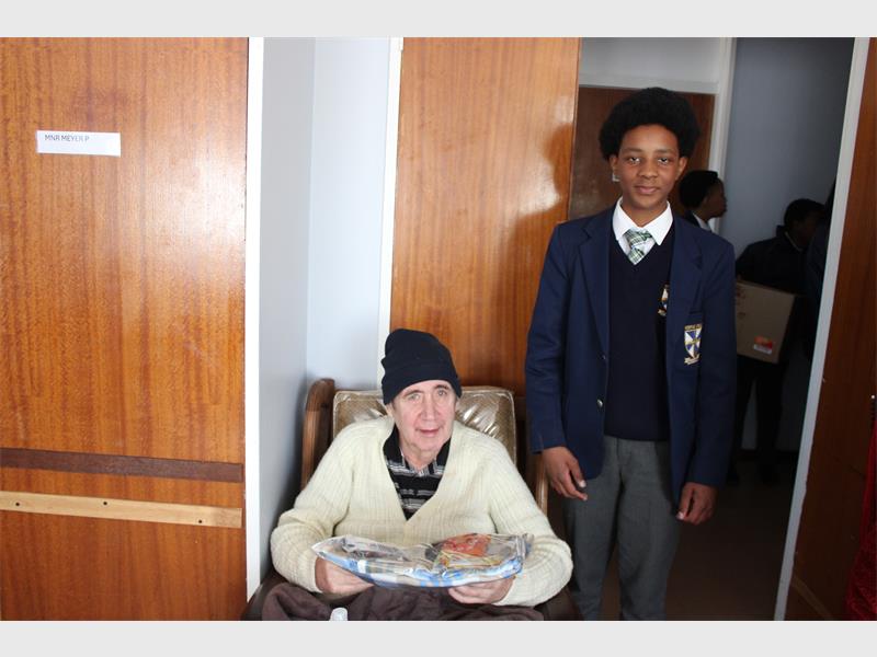 Learners from Veritas College collected essential toiletries and shared meaningful moments with residents at Rus 'n Bietjie, reminding them they are valued and appreciated.