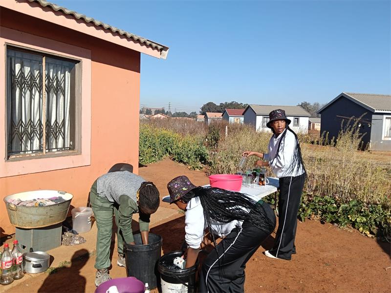 Springs SAPS and Sector 4 patrollers marked Mandela Day by renovating the home of a wheelchair-bound pensioner in Madiba Park, improving her living conditions.