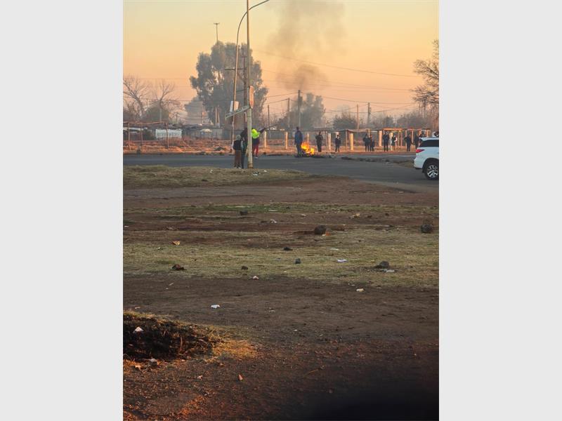 A protest over electricity issues has disrupted traffic in Springs, with Welgedacht Road closed at the Bakerton entrance as EMPD and SAPS monitor the situation.
