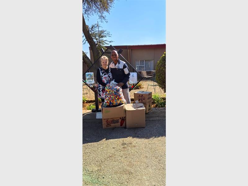 Learners, educators, parents and staff at Pinegrove Primary School joined forces to collect bottle caps for Vita Nova Centre, reaching an important milestone.
