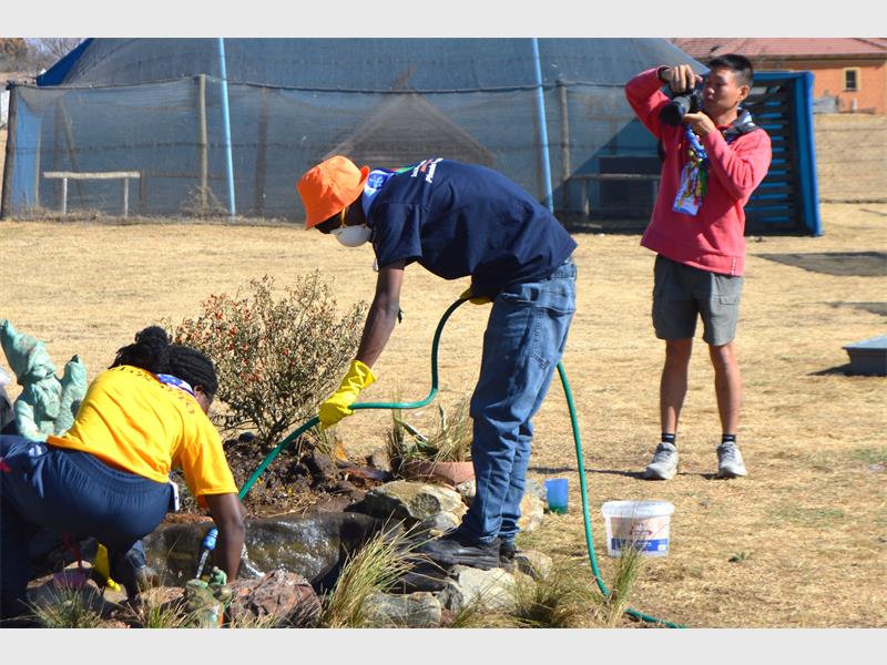 A two-day partnership has given the South African Wildlife and Rehabilitation Centre much-needed maintenance support while helping raise awareness of the facility's work in rehabilitating injured wildlife.