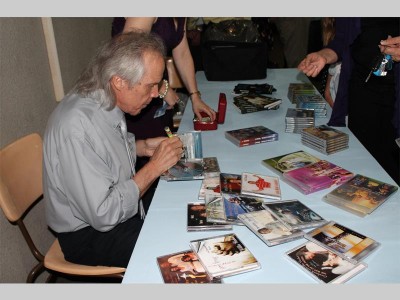 Willie Botha teken CD's vir sy aanhangers.