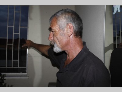 Michael Gladwin sê hulle moet die bure se ligte wat by hulle huis inskyn gebruik om snags in die huis rond te beweeg.