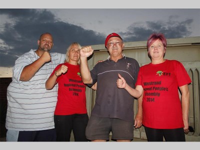 Danksy die Ekonomiese Vryheidsvegters (EFF) se ingryping gaan inwoners van West Village binnekort weer hulle voorafbetaalde meters terugkry. Van links is John Barnardt en sy vrou Cindy, Eric van Lelyveld en Samantha Cullingworth wat vir geregtigheid baklei het.