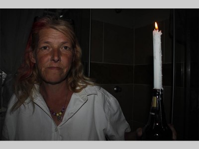 Alison Gladwin sê sy moet in kerslig onder 'n koue stort saans die sweet afwas.