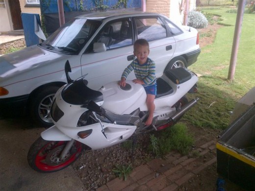 Jaco Loots se seuntjie sit op die motorfiets wat in Januarie uit sy erf gesteel is.
