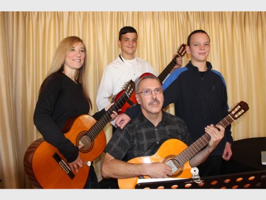 Die Andanté kitaar studente het vrolike musiek verskaf. Agter is Carli Koen, Teodoir van Staaden en Ludwich Pretorius met Gerhanco Pretorius voor.