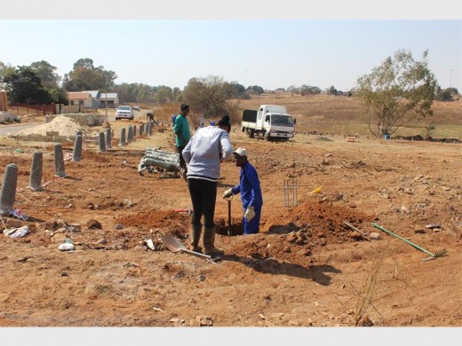 Eers was hierdie perseel 'n stortingsterrein maar hier is werkers besig om 'n nuwe park te ontwikkel.