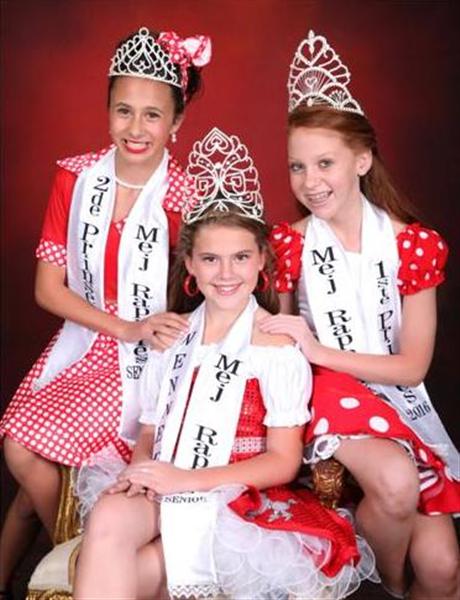 Vanjaar se Mej Rappies senior is Anché Steyn (middel), Kisha dos Santos (links en 2de Prinses) en Christelle Vosloo (regs en 1ste Prinses).