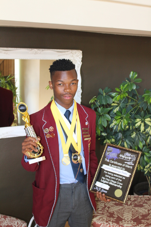 Lesoiti Thebe met van sy toekennings wat hy by die Mario Gomes Hip-Hop Dansakademie (MGHHDA) gekry het.