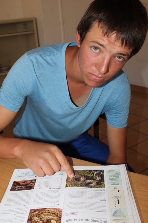 Alexander wys hoe lyk die slang wat hom gepik het.