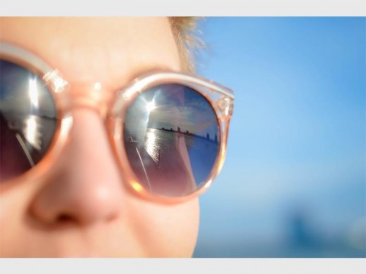 Wear sunglasses to protect your eyes. Photo: pixabay.com