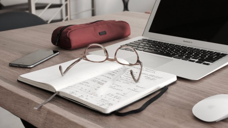 Bekende inwoner en besigheidsman stel vrae oor die aanstellingsproses, ervaring en verantwoordbaarheid van stadsbestuurders in Suid-Afrikaanse munisipaliteite.