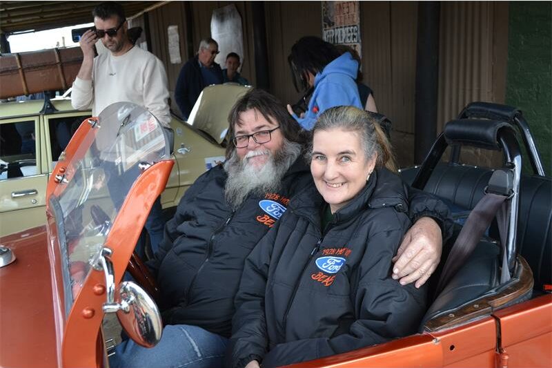 Karliefhebbers geniet ’n dag vol blink motors, stories en gesellige atmosfeer by Cowboy Town se klassieke kar skou.