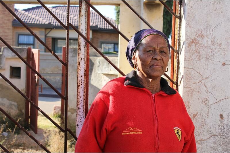 A devastating fire has destroyed the home of pensioner and widow Mirriam Sithole, who had lived there for over 50 years. She now needs the community's support to rebuild her life in Mohlakeng.